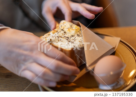 ピザトーストを食べる 137195330