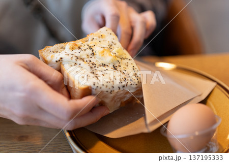 ピザトーストを食べる ピザトーストを食べる 137195333