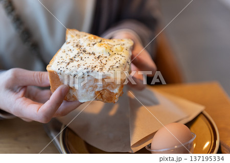 ピザトーストを食べる 137195334