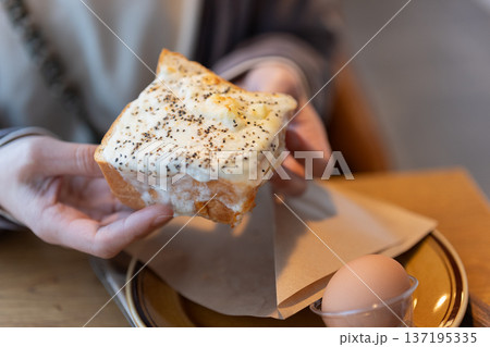 ピザトーストを食べる 137195335