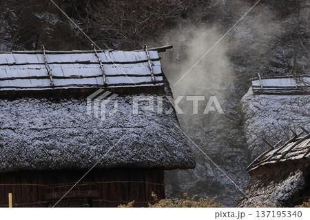 復元された竪穴式住居からのぼる、焚火の煙 復元された竪穴式住居からのぼる、焚火の煙 137195340