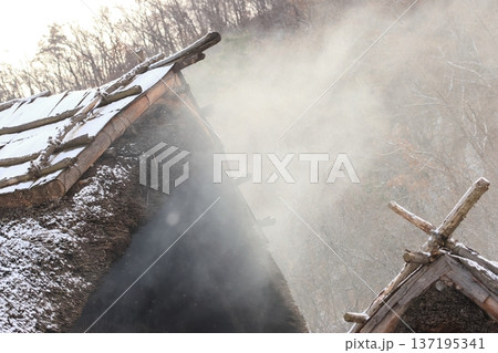 復元された竪穴式住居からのぼる、焚火の煙 復元された竪穴式住居からのぼる、焚火の煙 137195341