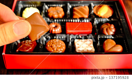 チョコを一粒手に持つ 137195928