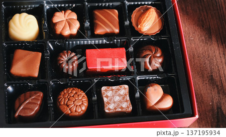 箱に入ったチョコ 箱に入ったチョコ 137195934