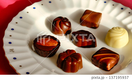 お皿に乗ったチョコレート 137195937