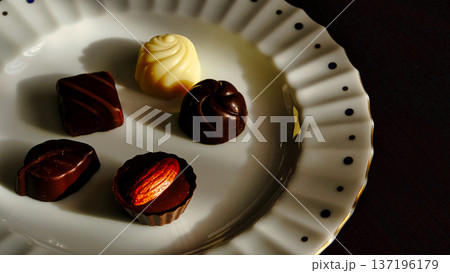 白い皿に乗せたチョコ 白い皿に乗せたチョコ 137196179