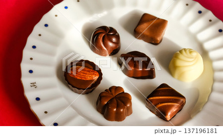 お皿に盛られたチョコ お皿に盛られたチョコ 137196181