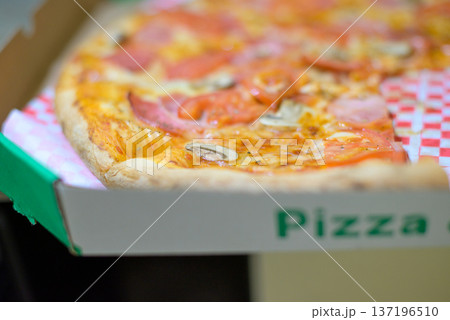 Close-up pizza in open takeout delivery box Close-up pizza in open takeout delivery box 137196510