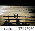 湖畔の青春の一コマ 137197080
