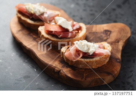 Bruschetta with panchetta, ricotta and fig jam 137197751