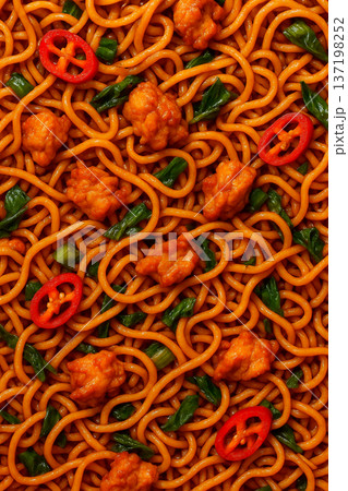 唐辛子と具材が食欲をそそるミーゴレンのテクスチャ 137198252