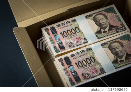段ボール箱に入った札束。暗いイメージ 137198635