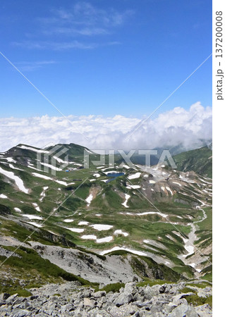 富山県 立山(富士ノ折立)稜線から室堂平の眺め 富山県 立山(富士ノ折立)稜線から室堂平の眺め 137200008