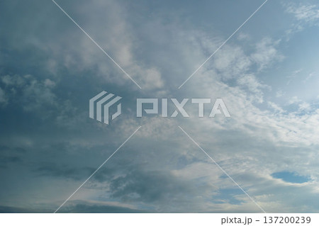 秋の夕方の空　青空と雲02 137200239