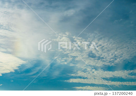 秋の夕方の空　青空と雲03 137200240