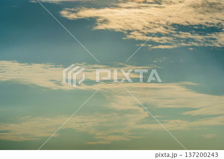 秋の夕方の空　青空と雲05 137200243