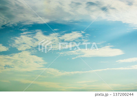 秋の夕方の空　青空と雲06 137200244