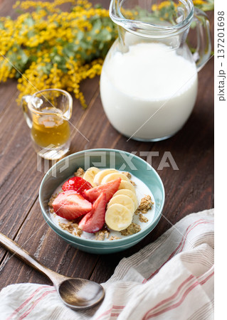 フルーツをトッピングしたシリアル 137201698