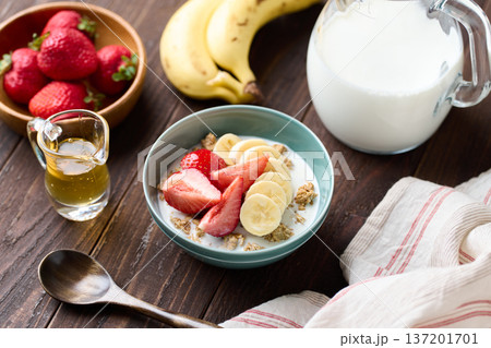 フルーツをトッピングしたシリアル 137201701