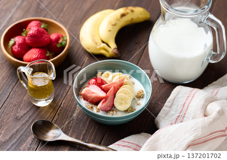 フルーツをトッピングしたシリアル 137201702