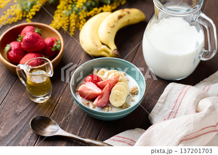 フルーツをトッピングしたシリアル 137201703