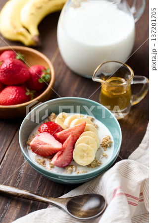 フルーツをトッピングしたシリアル 137201705