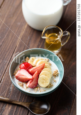フルーツをトッピングしたシリアル 137201708