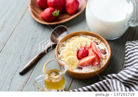 フルーツをトッピングしたシリアル フルーツをトッピングしたシリアル 137201719