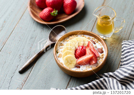 フルーツをトッピングしたシリアル 137201720