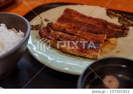 テーブルに置いたうなぎ定食 137201952