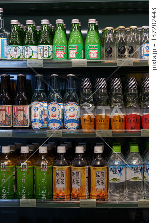 たくさん飲み物が並ぶ風景 137202443