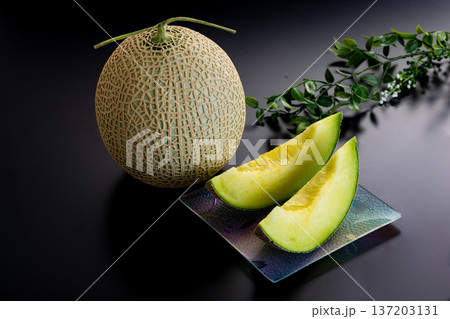 黒バックのメロンイメージ 137203131