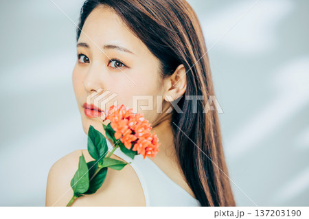 若い女性、ビューティーイメージ、花、お花 若い女性、ビューティーイメージ、花、お花 137203190