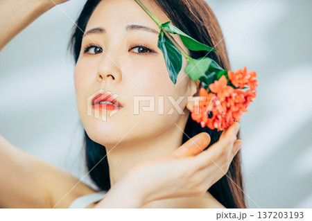 若い女性、ビューティーイメージ、花、お花 若い女性、ビューティーイメージ、花、お花 137203193