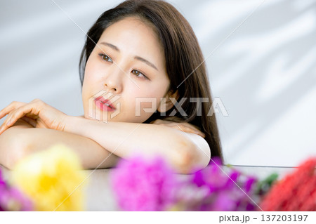 若い女性、ビューティーイメージ、花、お花 若い女性、ビューティーイメージ、花、お花 137203197