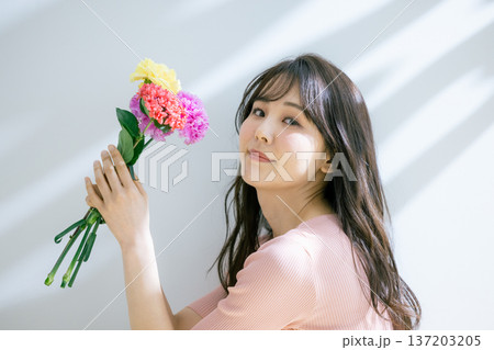 花を持つ女性 花を持つ女性 137203205