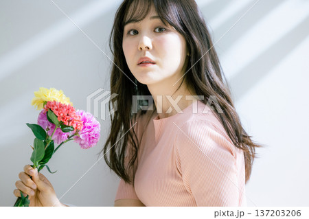 花を持つ女性 花を持つ女性 137203206