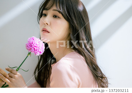 花を持つ女性 137203211