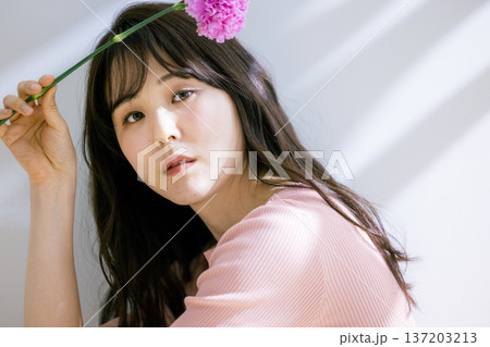 花を持つ女性 137203213