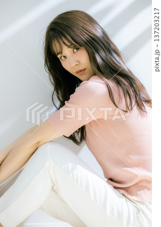 若い女性のポートレート 若い女性のポートレート 137203217