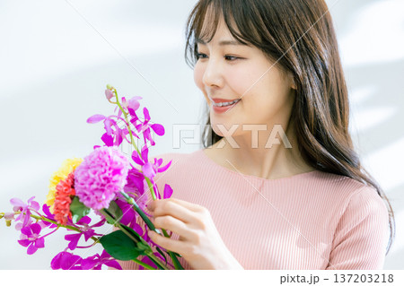 花を持つ若い女性 花を持つ若い女性 137203218