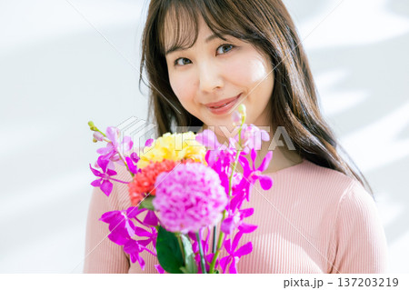花を持つ若い女性 137203219