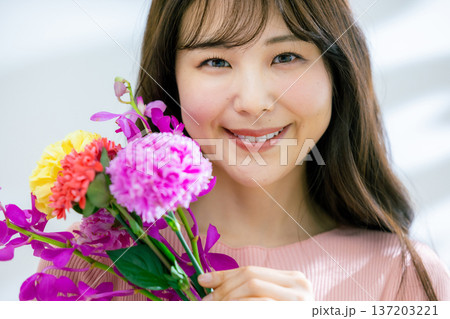 花を持つ若い女性 137203221