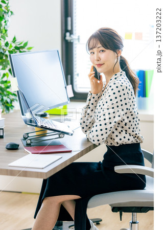 オフィスでパソコンを操作する若い女性 137203222