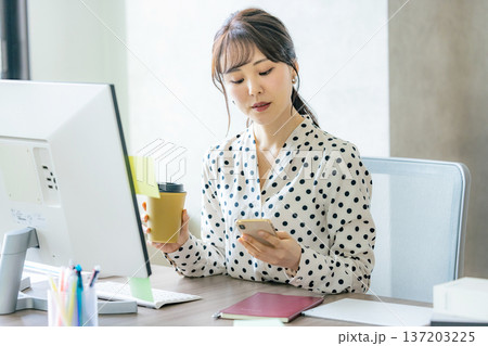 デスクワークする若い女性 137203225