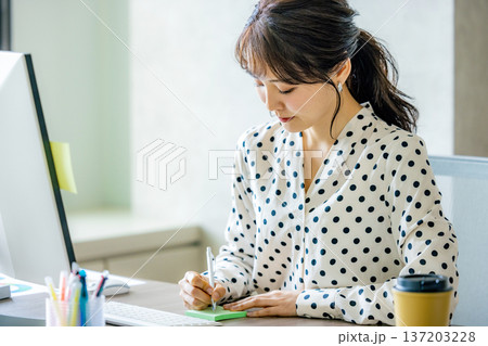 オフィスでパソコンを操作する若い女性 137203228