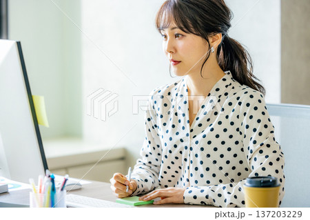 オフィスでパソコンを操作する若い女性 137203229