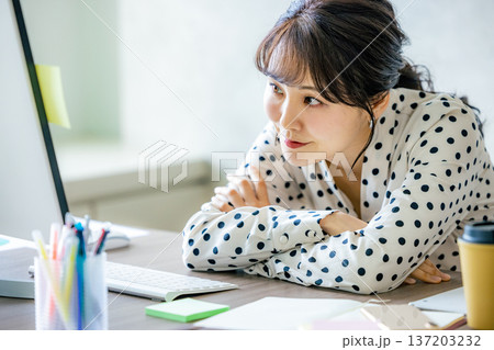 無気力の女性 137203232