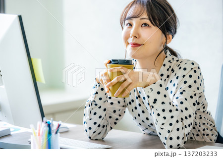 オフィスでパソコンを操作する若い女性 137203233