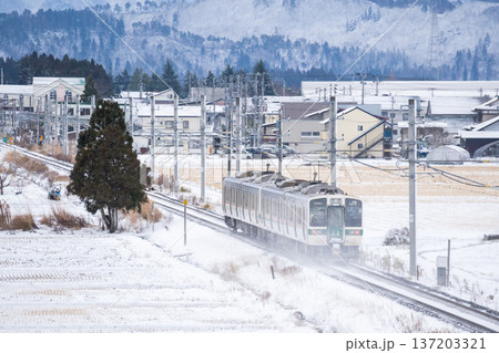 【山形線】高畠駅へ向かう普通列車 【山形線】高畠駅へ向かう普通列車 137203321